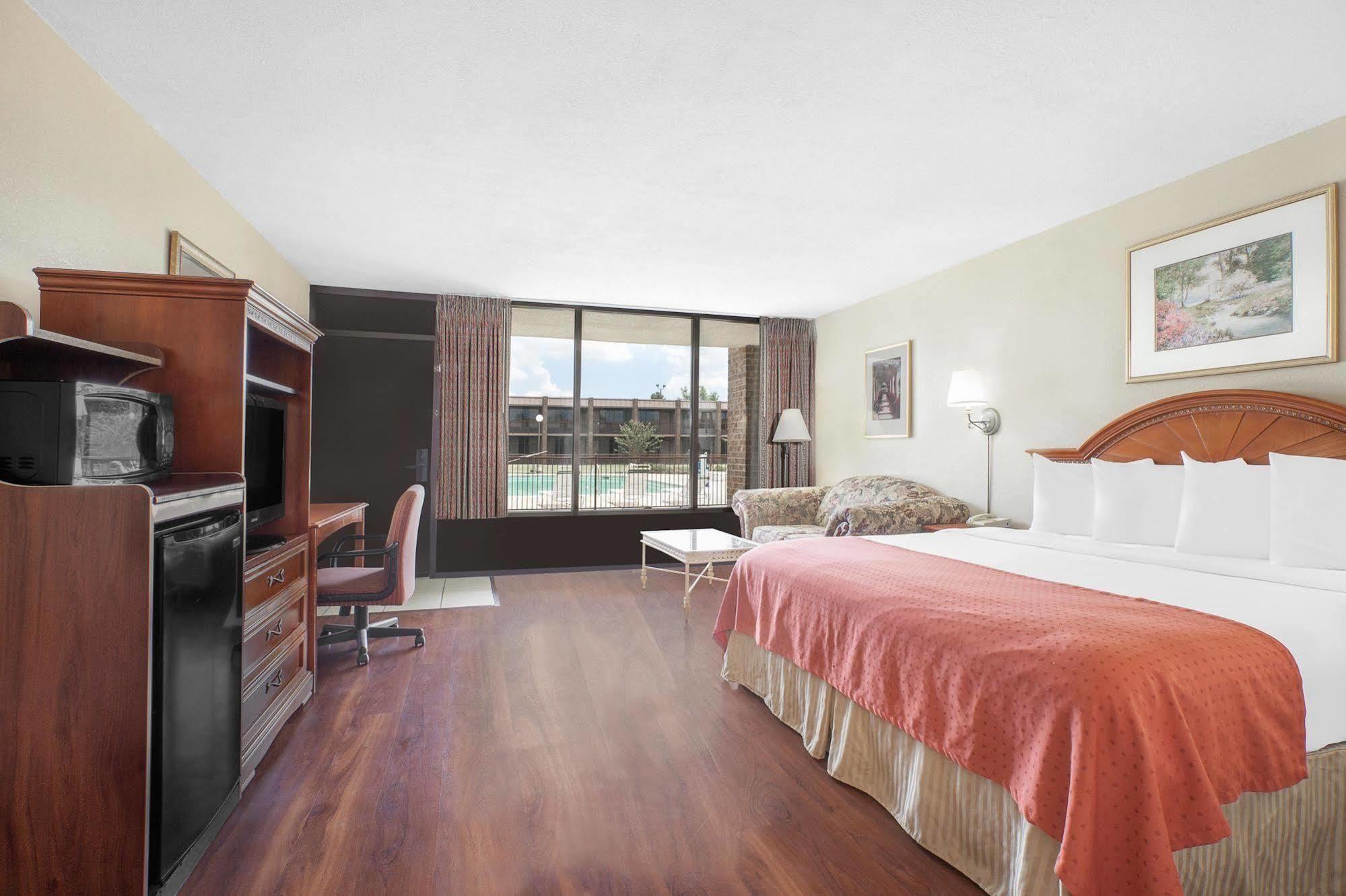 Motel Baymont By Wyndham Paris Esterno foto