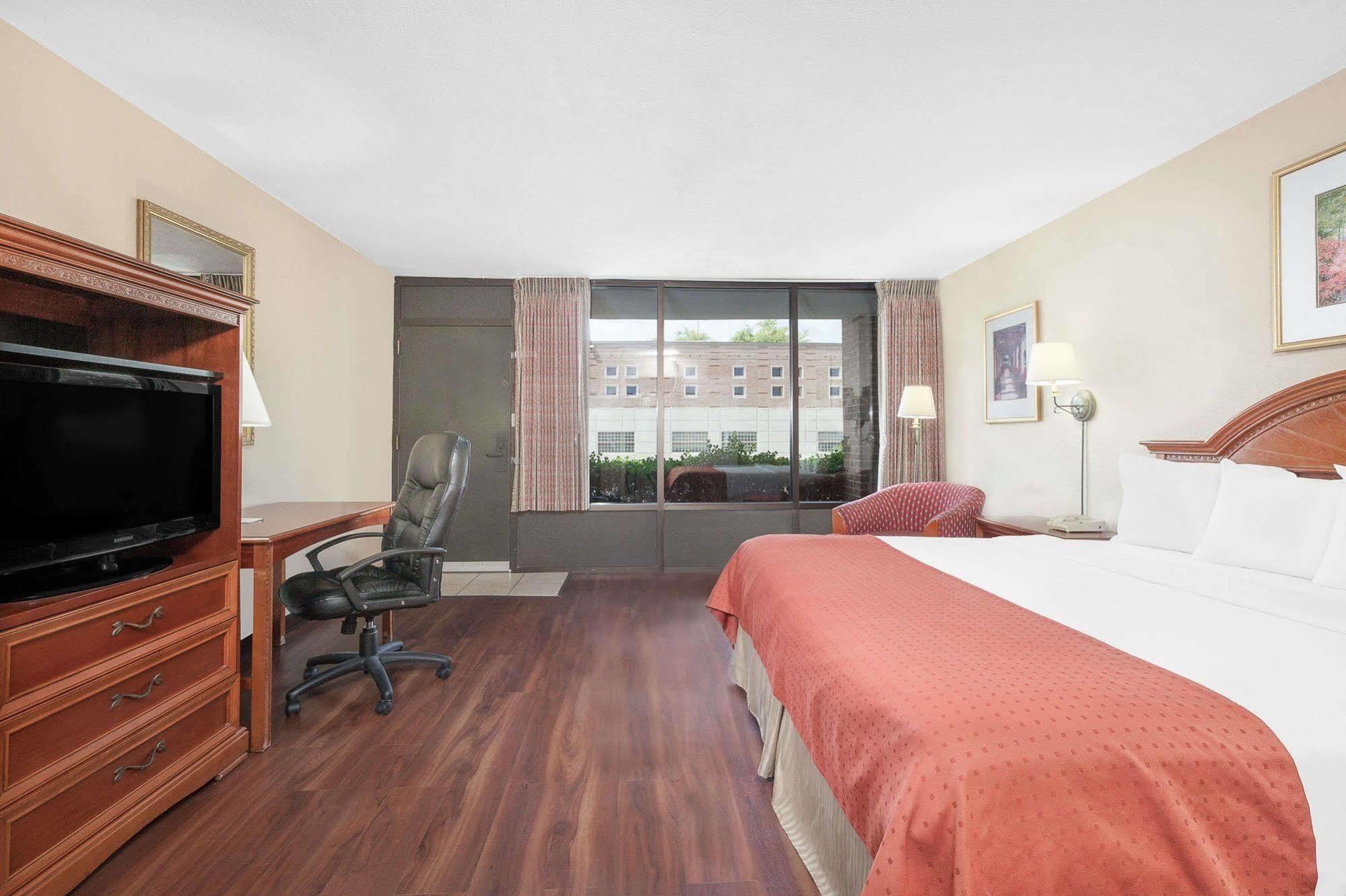 Motel Baymont By Wyndham Paris Esterno foto