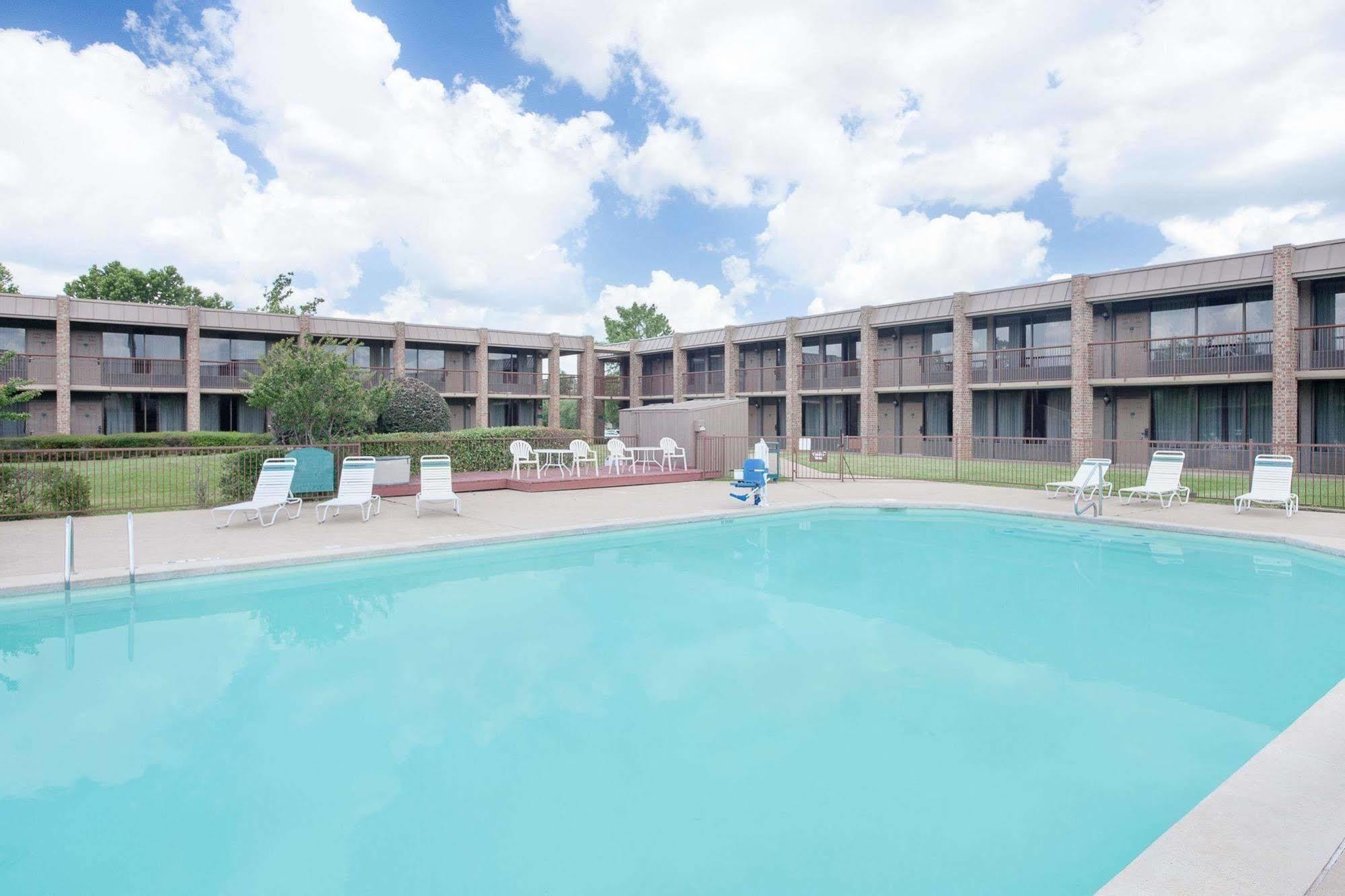 Motel Baymont By Wyndham Paris Esterno foto